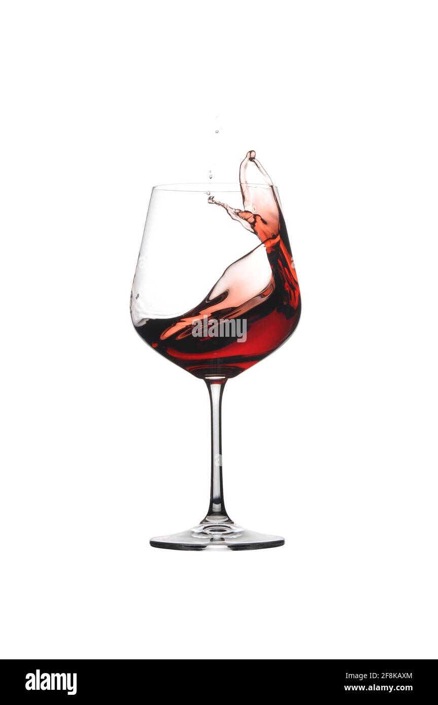 Un bicchiere di vino rosso, isolato su sfondo bianco. Vino con spruzzi. Foto Stock