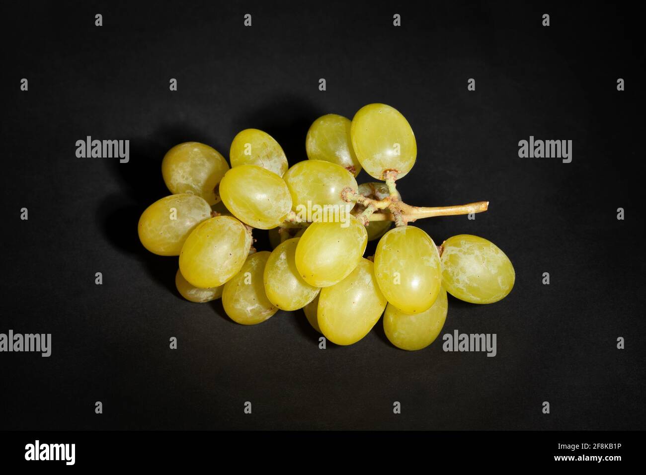 uva bianca su sfondo nero Foto Stock