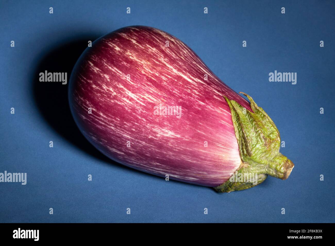 melanzane a righe su sfondo blu Foto Stock