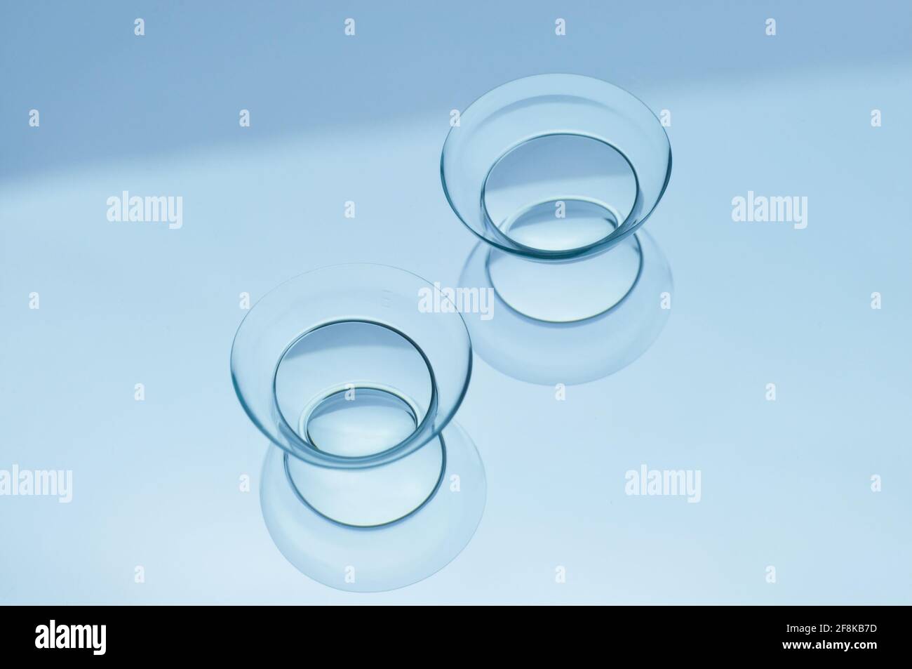 Lenti a contatto su sfondo blu Foto Stock