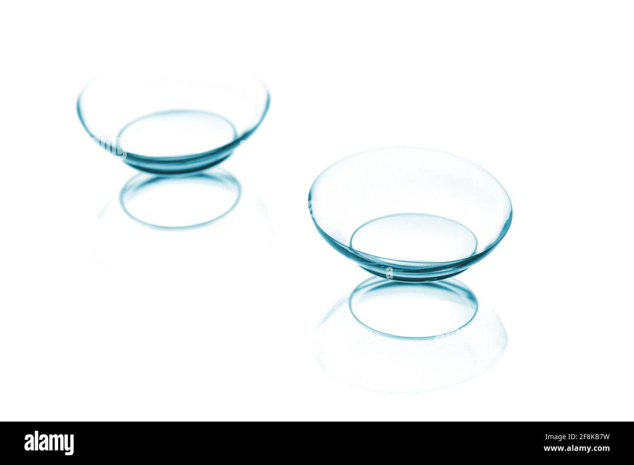 Due lenti a contatto con riflessi, isolate su sfondo bianco Foto Stock