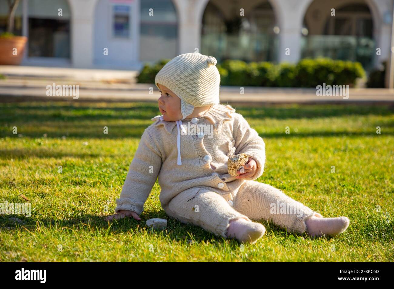 Carina bambina all'aperto in primavera su erba Foto Stock