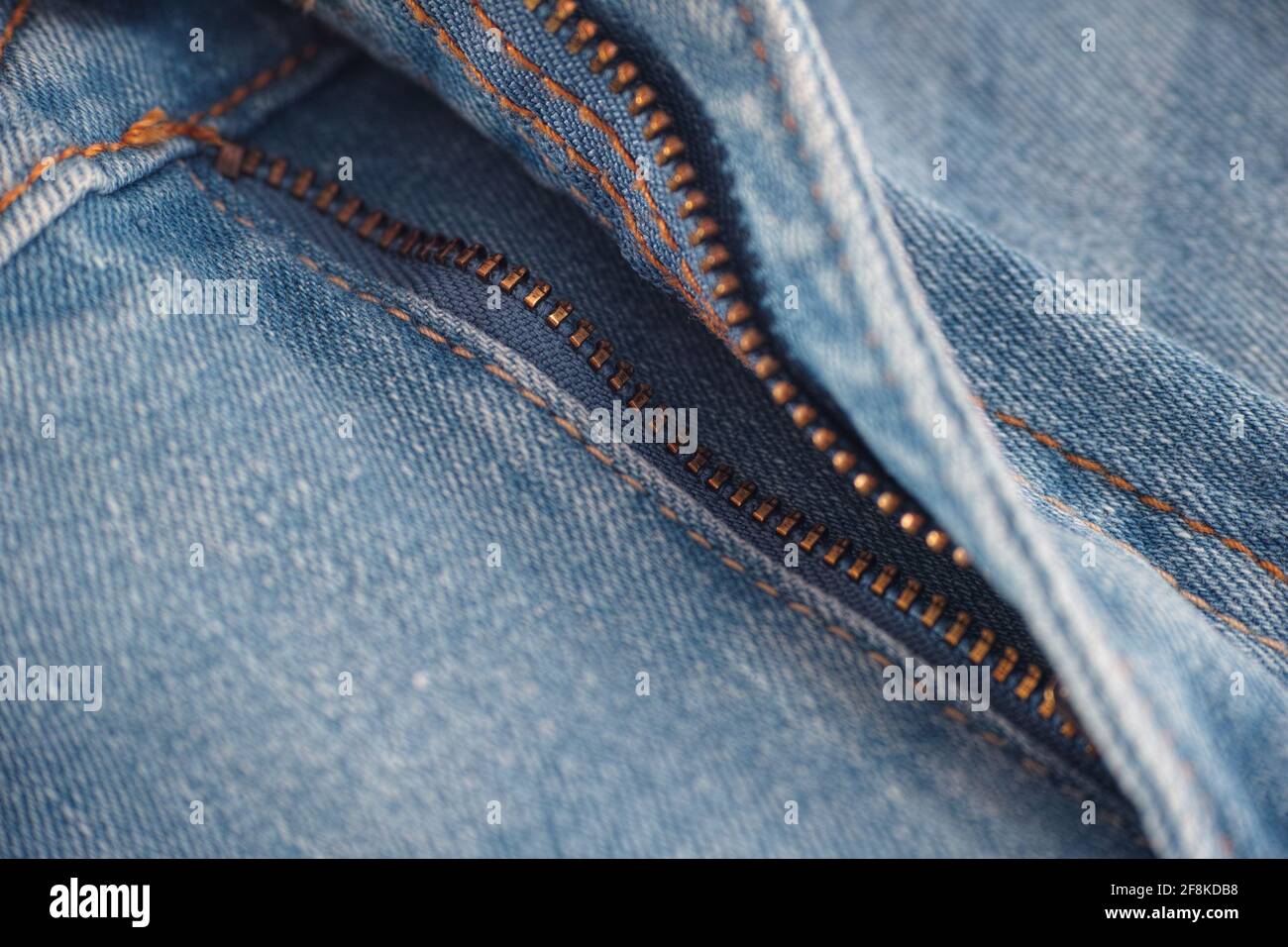 Una cerniera lampo su un paio di jeans. Primo piano. Foto Stock