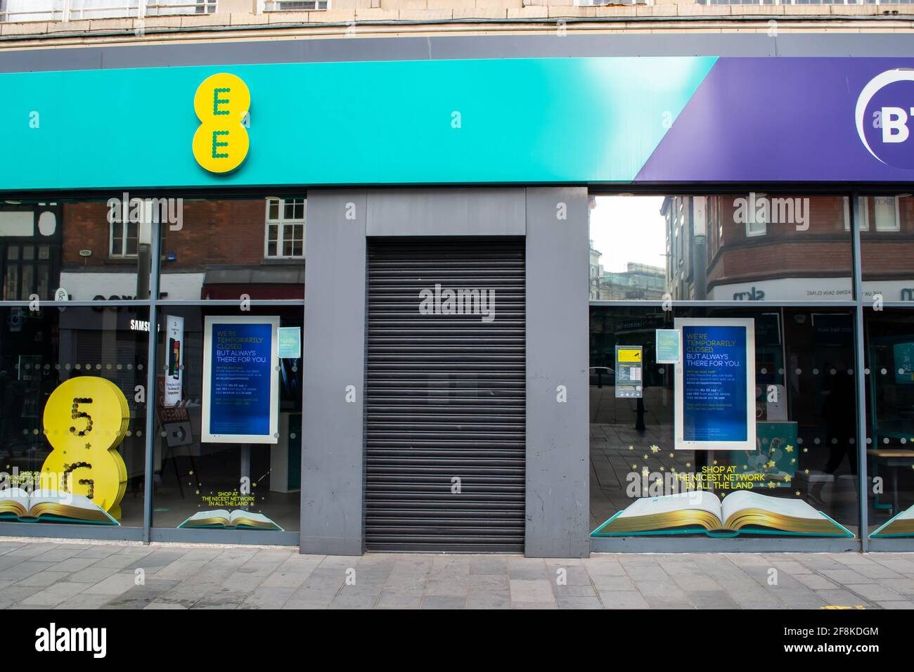 LEICESTER, INGHILTERRA - 3 aprile 2021: Negozio di telefoni EE chiuso a Leicester in mezzo all'ultimo blocco del coronavirus Foto Stock
