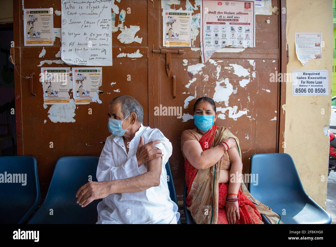 Ghaziabad, India. 14 Apr 2021. Le persone che indossano maschere facciali aspettano in un'area di osservazione dopo essere state vaccinate.terzo giorno del Tika Utsav (festival di vaccinazione), secondo il ministero della salute complessivamente 111,179,578 dosi di vaccino sono state somministrate per tutta la durata della sessione. Credit: SOPA Images Limited/Alamy Live News Foto Stock