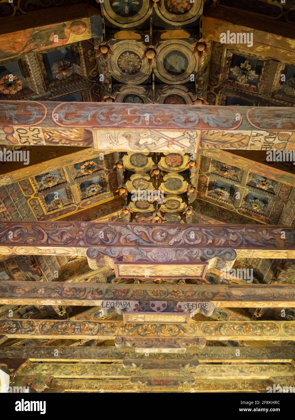 Particolare delle sculture in legno sul soffitto della Cattedrale di Agrigento Foto Stock