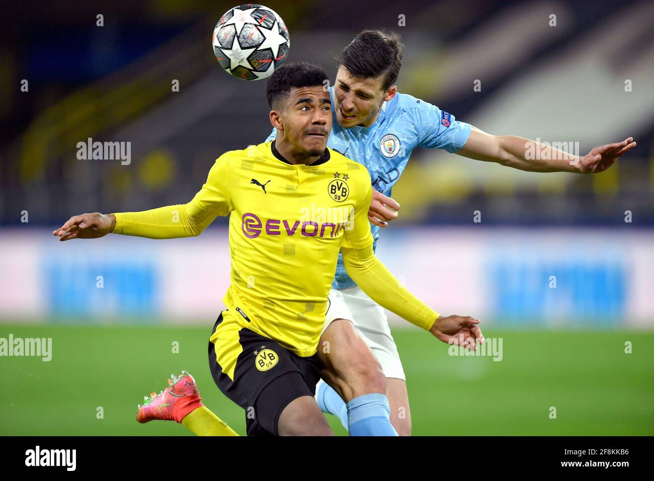 Ruben Dias di Manchester City (a destra) e la battaglia di Dortmund Ansgar Kanuff per la palla durante la UEFA Champions League, quarto finale, seconda tappa al Signal Iduna Park di Dortmund, Germania. Data immagine: Mercoledì 14 aprile 2021. Guarda la storia di calcio della PA Man City. Il credito fotografico deve essere: PA Wire via DPA. RESTRIZIONI: Solo per uso editoriale, nessun uso commerciale senza previo consenso del titolare dei diritti. Foto Stock