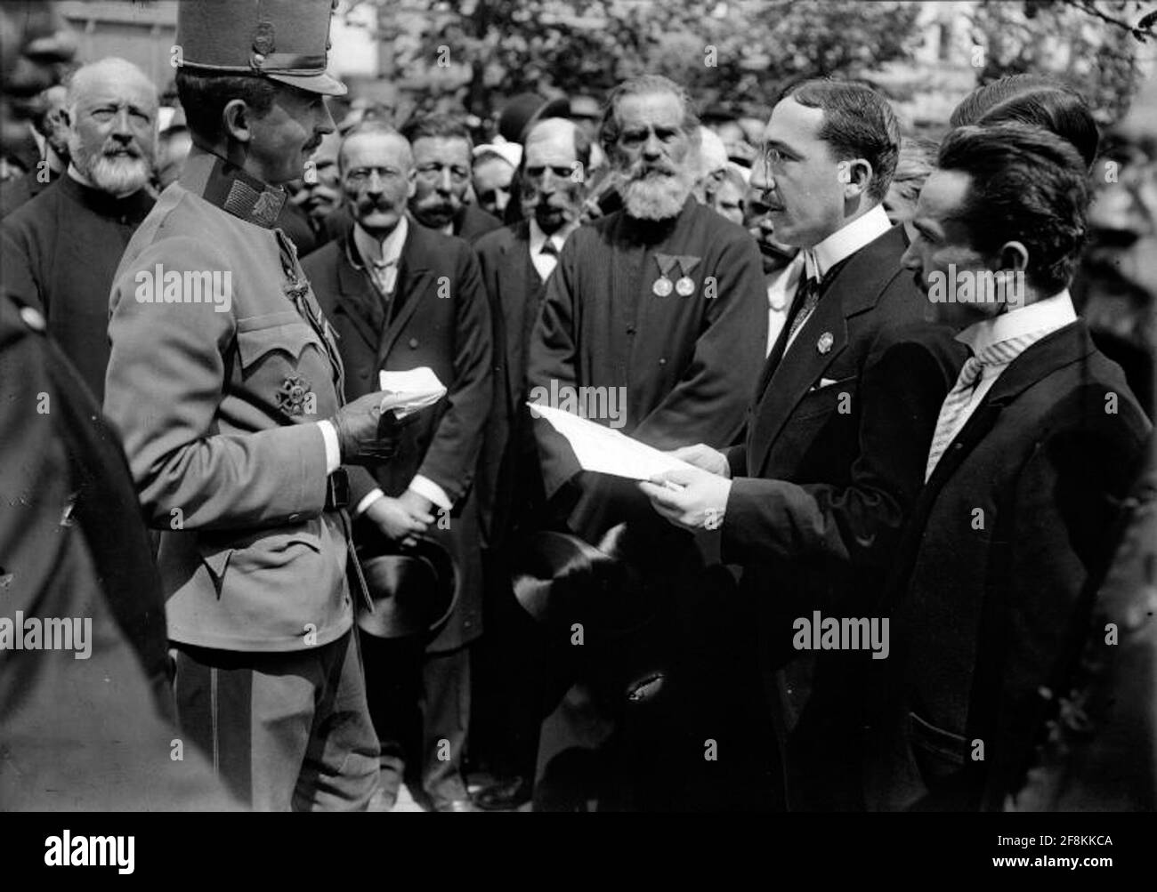 Visita dell'Imperatore Carlo i a Czernowitz l'Imperatore in conversazione con vari deputati. Foto Stock