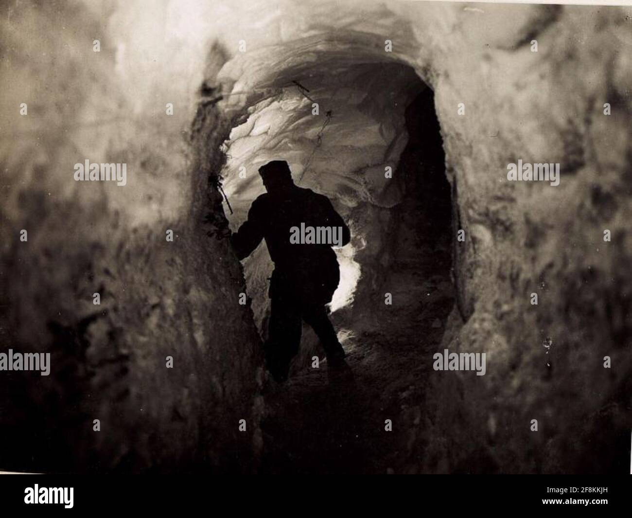 Nel tunnel della neve sul ritrovamento. . Foto Stock