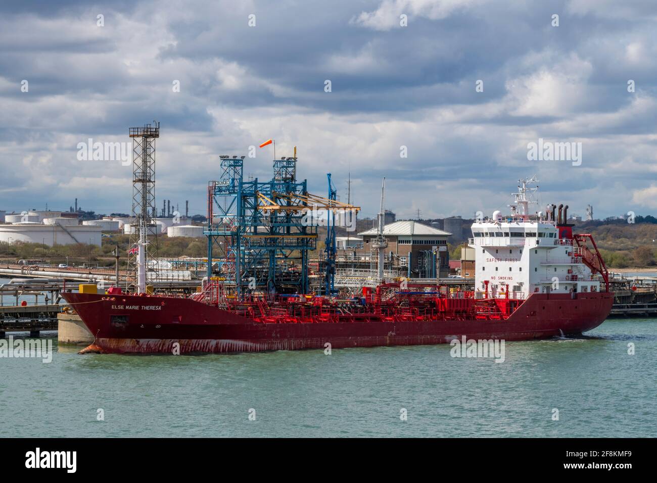 una piccola nave cisterna a gas accanto a fawley marine terminal di southampton ormeggia presso la raffineria di petrolio Foto Stock