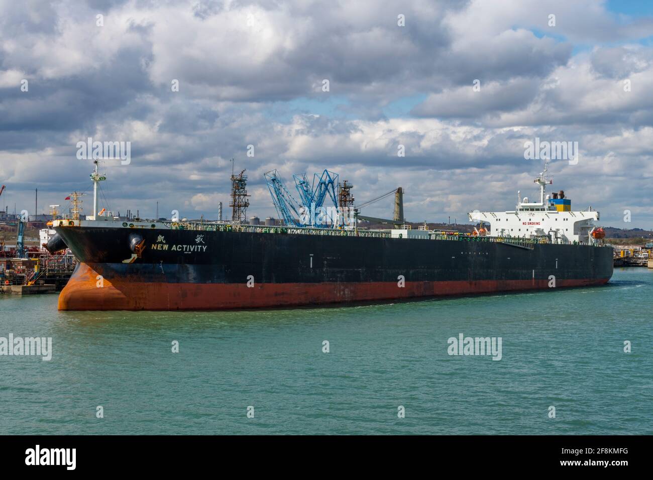 una grande e massiccia petroliera o nave che fornisce combustibile alla raffineria di esso a fawley, sulle banchine d'acqua di southampton, regno unito Foto Stock