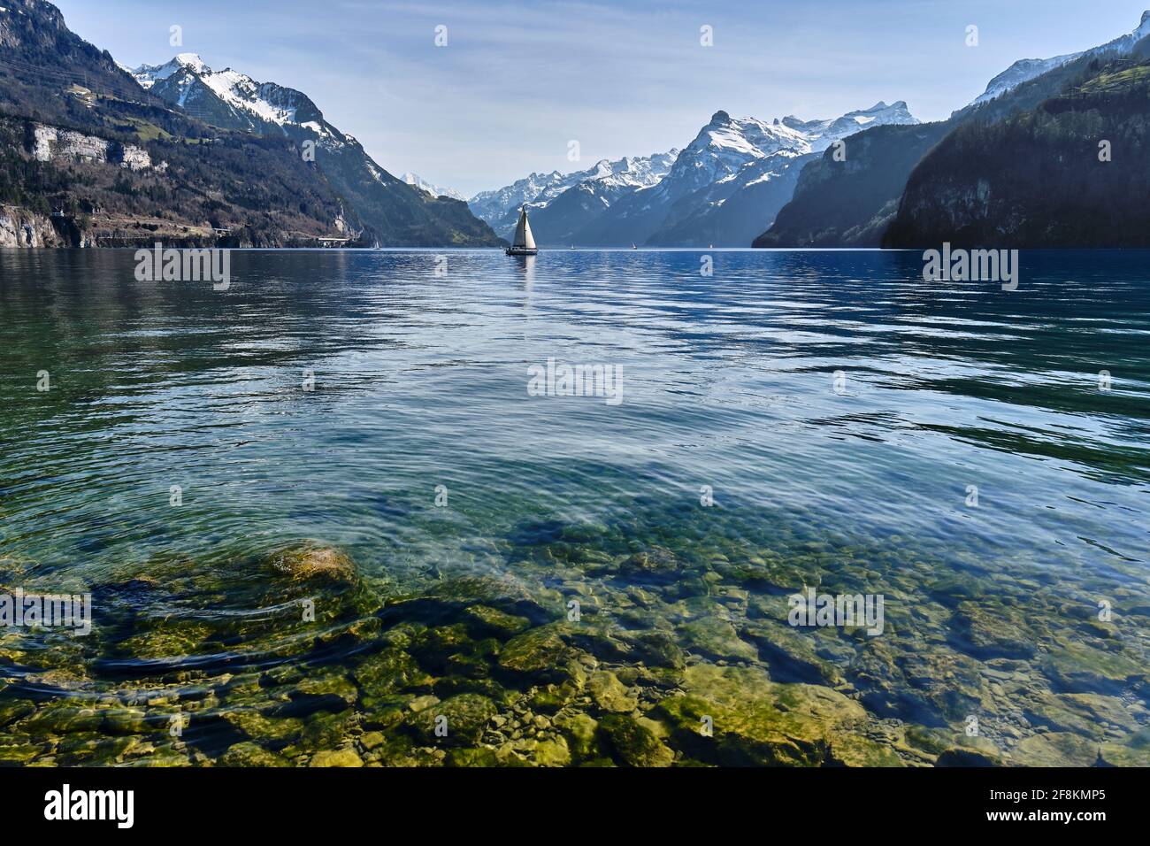 Vista panoramica del lago e montagne dalle vette innevate contro Sky Foto Stock