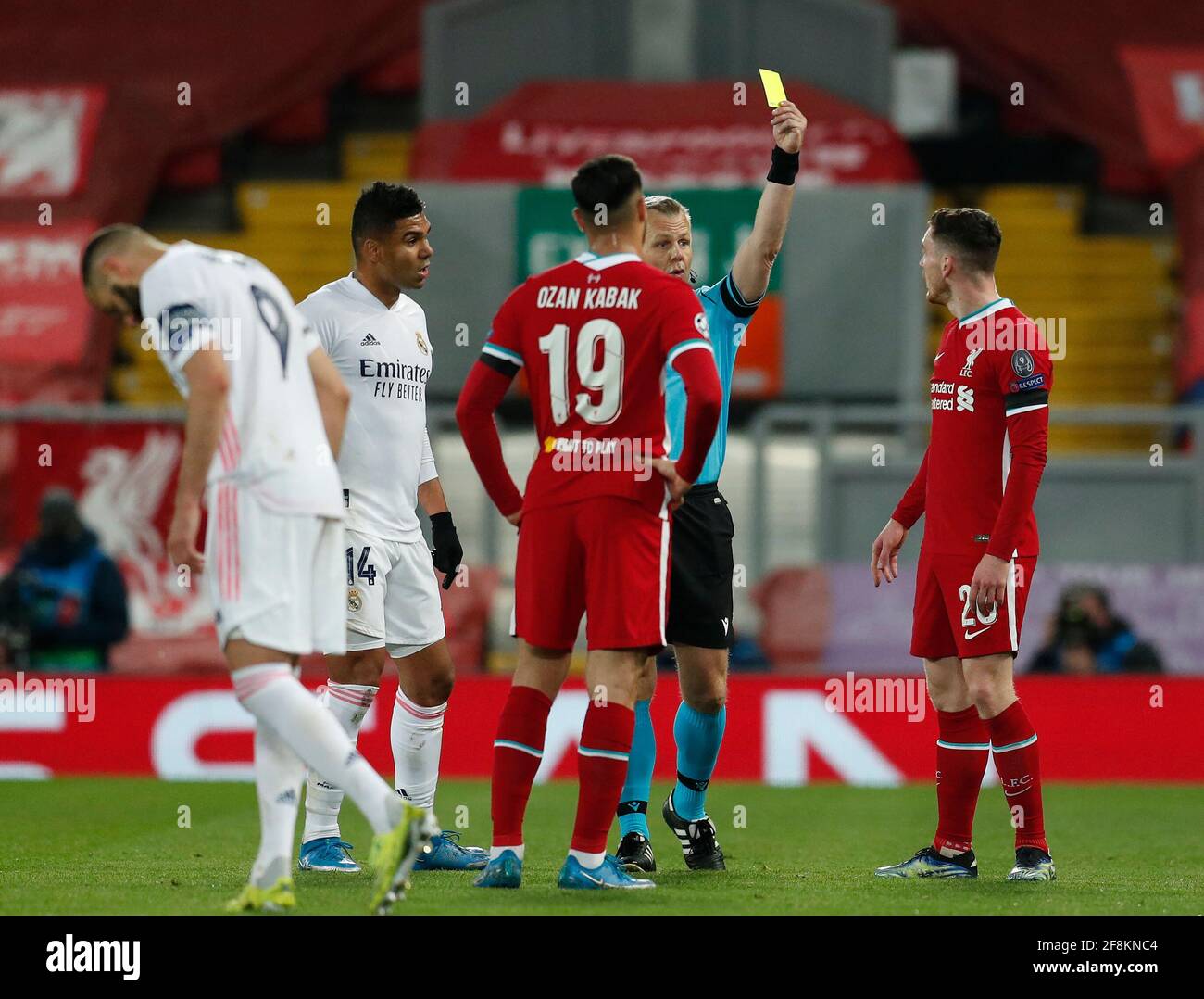 Liverpool, Inghilterra, 14 aprile 2021. L'arbitro Bjorn Kuipers rilascia una carta gialla a Casemiro del Real Madrid e Andrew Robertson di Liverpool durante la partita della UEFA Champions League ad Anfield, Liverpool. L'immagine di credito dovrebbe essere: Darren Staples / Sportimage Foto Stock