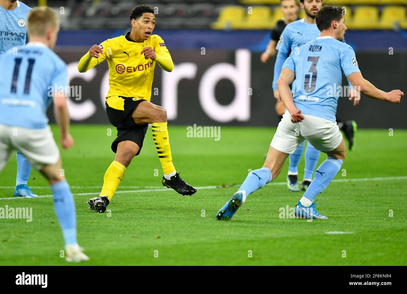 Dortmund, Germania. 14 Apr 2021. Calcio: Champions League, round di knockout, quarti di finale, seconda tappa, Borussia Dortmund - Manchester City al Signal Iduna Park. Jude Bellingham di Dortmund (al centro) segna il traguardo per 1:0. Credit: Martin Meissner/AP-Pool/dpa/Alamy Live News Foto Stock