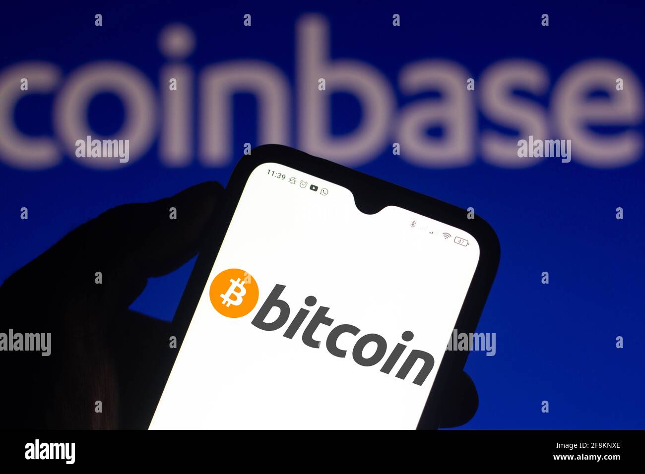 Brasile. 14 Apr 2021. In questa illustrazione fotografica, il logo Bitcoin visualizzato sullo schermo dello smartphone con il logo di Coinbase sullo sfondo. Credit: Rafael Henrique/SOPA Images/ZUMA Wire/Alamy Live News Foto Stock