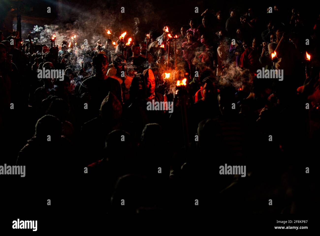Bhaktapur, Nepal. 15 Aprile 2021. I devoti nepalesi portano le tradizionali torce che partecipano alla processione intorno alla città antica per offrire preghiere durante Biska Jatra il giorno della festa indoor, per accogliere l'arrivo della primavera e il nuovo anno nepalese a Bhaktapur, Nepal, giovedì 15 aprile 2021. Credit: Skanda Gautam/ZUMA Wire/Alamy Live News Foto Stock