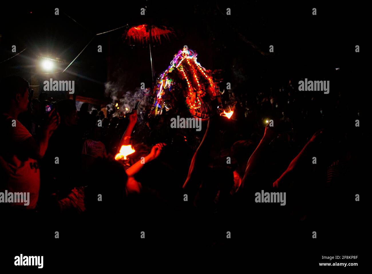 Bhaktapur, Nepal. 15 Aprile 2021. I festaioli nepalesi portano un carro durante Biska Jatra il giorno del festival indoor, per accogliere l'arrivo della primavera e del nuovo anno nepalese a Bhaktapur, Nepal, giovedì 15 aprile 2021. Credit: Skanda Gautam/ZUMA Wire/Alamy Live News Foto Stock