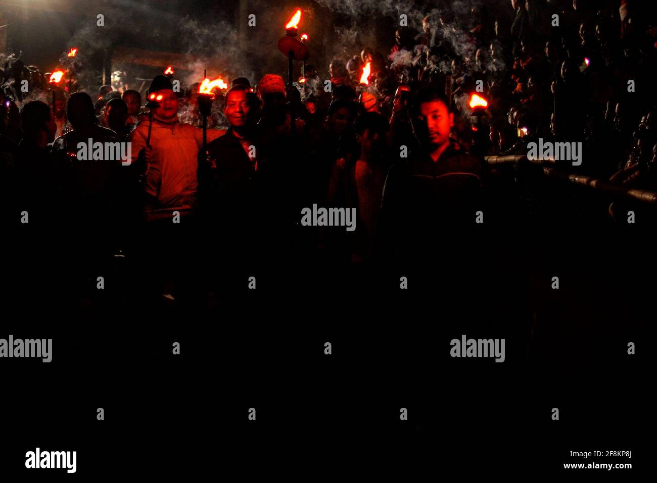 Bhaktapur, Nepal. 15 Aprile 2021. I devoti nepalesi portano le tradizionali torce che partecipano alla processione intorno alla città antica per offrire preghiere durante Biska Jatra il giorno della festa indoor, per accogliere l'arrivo della primavera e il nuovo anno nepalese a Bhaktapur, Nepal, giovedì 15 aprile 2021. Credit: Skanda Gautam/ZUMA Wire/Alamy Live News Foto Stock