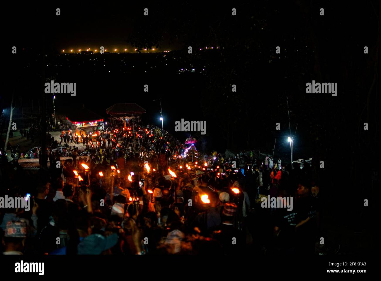 Bhaktapur, Nepal. 15 Aprile 2021. I devoti nepalesi portano le tradizionali torce che partecipano alla processione intorno alla città antica per offrire preghiere durante Biska Jatra il giorno della festa indoor, per accogliere l'arrivo della primavera e il nuovo anno nepalese a Bhaktapur, Nepal, giovedì 15 aprile 2021. Credit: Skanda Gautam/ZUMA Wire/Alamy Live News Foto Stock