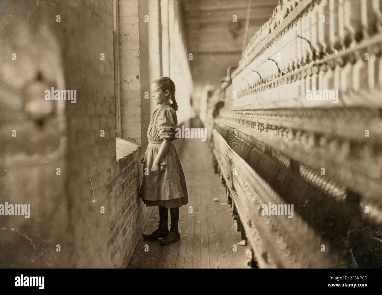 Rhodes Mfg Co., Lincolnton, N.C. Spinner. Uno sguardo di momenti del mondo esterno ha detto che aveva 10 anni. Ha lavorato oltre un anno. Location: Lincolnton, North Carolina - Foto mostra ragazza identificata come Lalar Blanton, 1908 Foto Stock