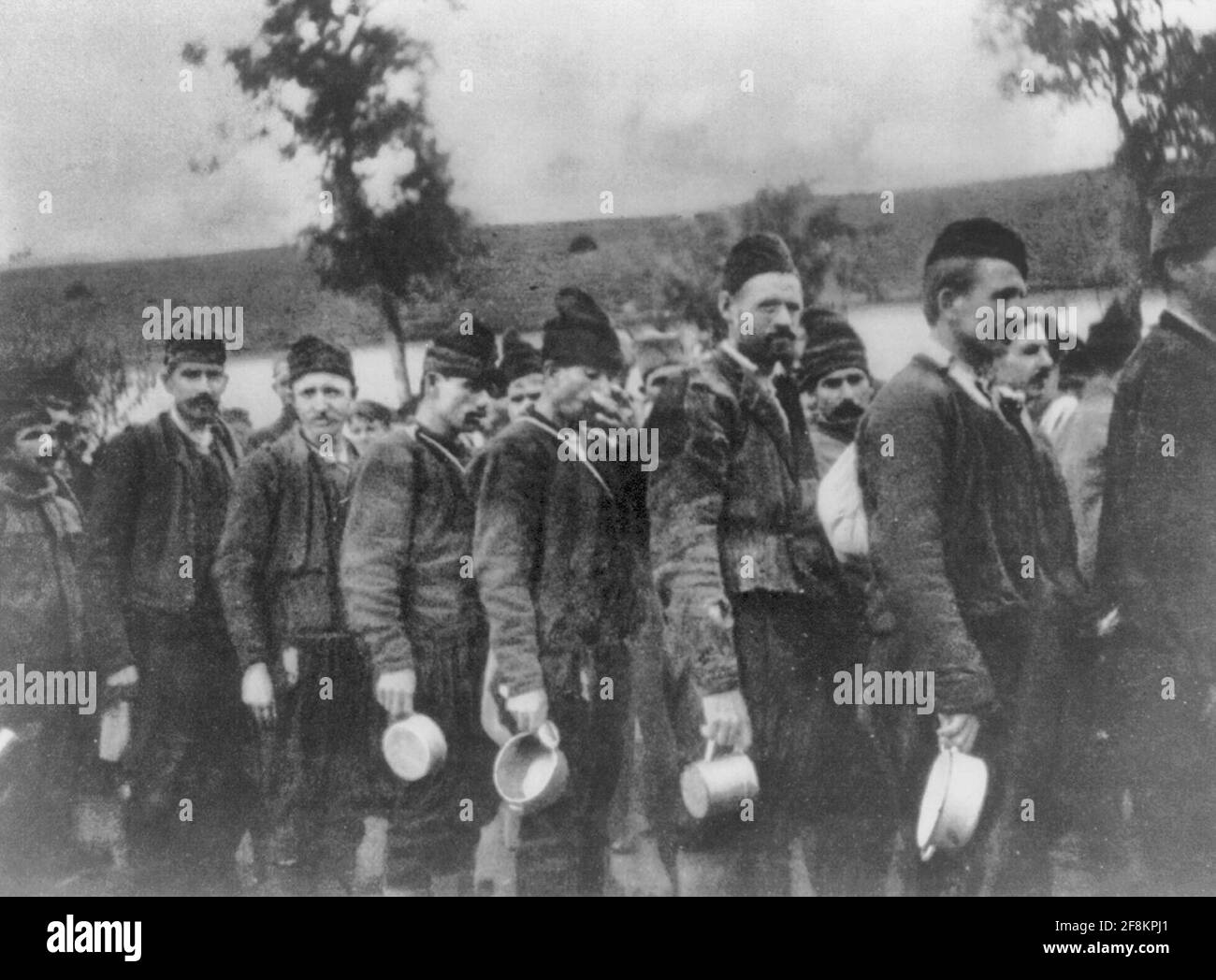 La stampa mostra un gruppo di soldati montenegrini, prigionieri di guerra, a Samoya, vicino a Pozsanyi (Bratislava) in Ungheria, 1915 Foto Stock