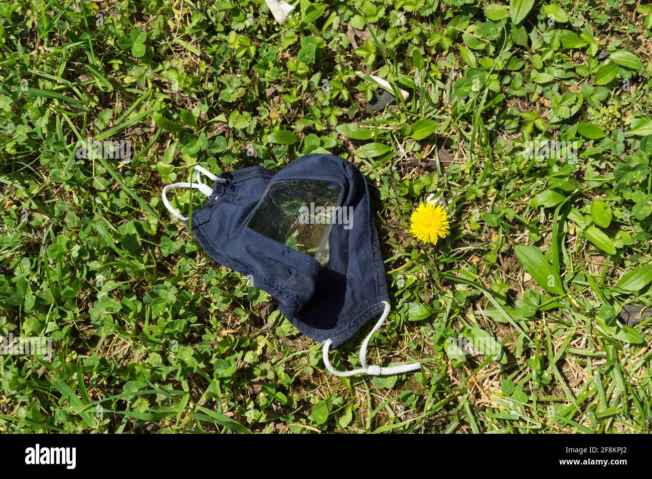 Immagine orizzontale di una maschera blu visibile sul viso la terra Foto Stock