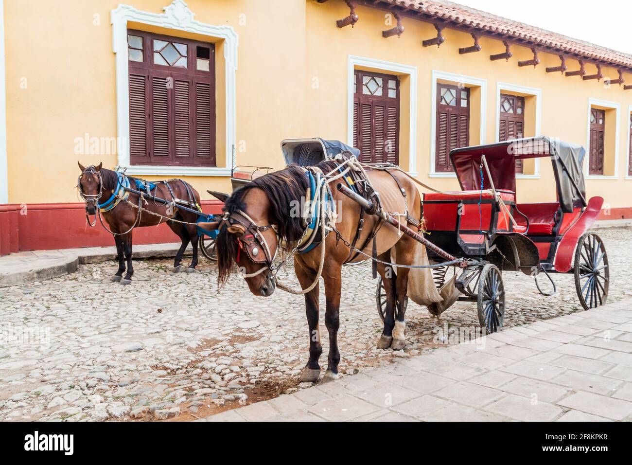 Carrozze a cavallo nel centro di Trinidad, Cuba. Foto Stock