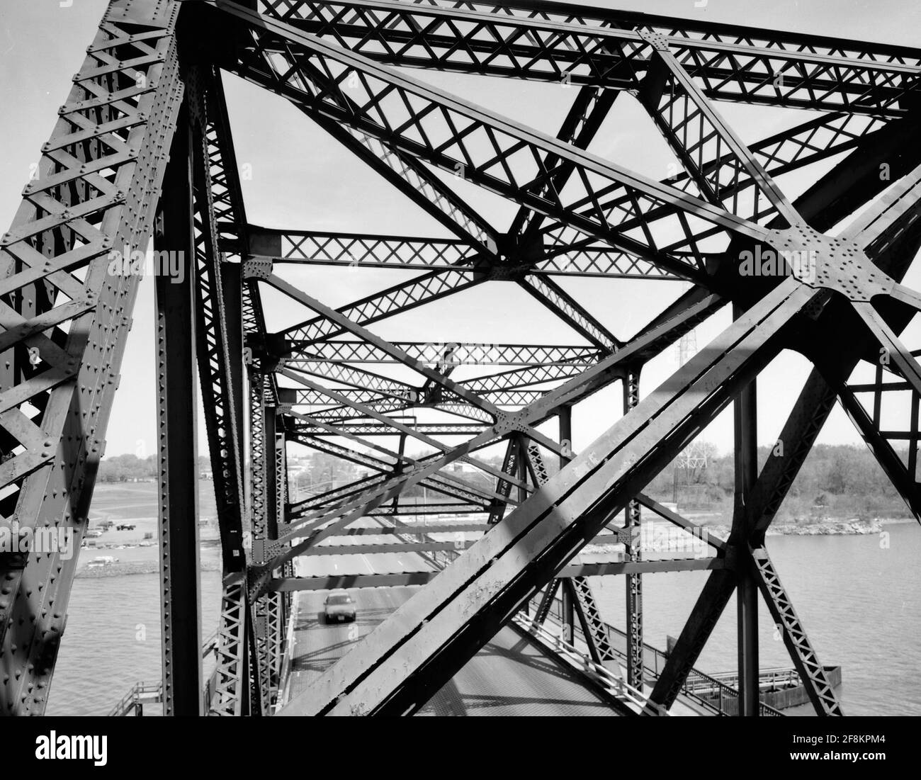 Primo piano di Steel Truswork of Swing Span da Operator's House, guardando Southwest - Victory Bridge, Spanning Raritan River alla New Jersey Route 35, Perth Amboy, Middlesex County, NJ Foto Stock