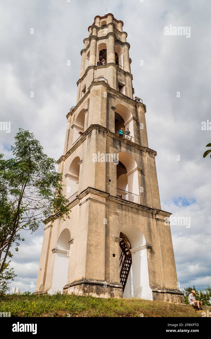 IZNAGA, CUBA - 9 FEBBRAIO 2016: Torre di Manaca Iznaga nella Valle de los Ingenios vicino a Trinidad, Cuba. La torre era usata per osservare gli schiavi che lavoravano sul sug Foto Stock