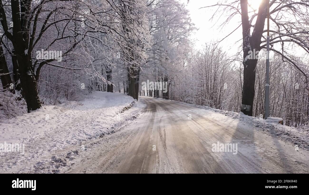 Strada invernale in montagna Foto Stock