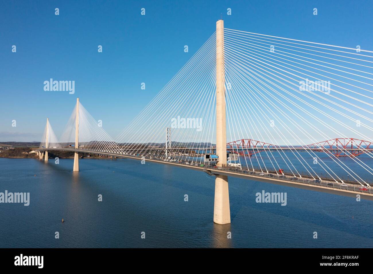 Vista aerea dal drone del Queensferry Crossing Bridge un ponte sospeso via cavo che attraversa il Firth of Forth in Scozia, Regno Unito Foto Stock