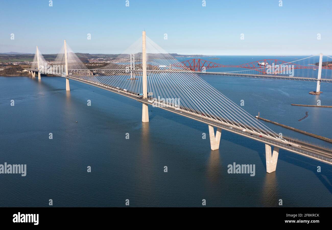 Vista aerea dal drone del Queensferry Crossing Bridge un ponte sospeso via cavo che attraversa il Firth of Forth in Scozia, Regno Unito Foto Stock