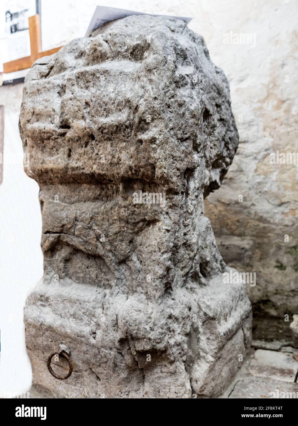 La pietra di Alter da un tempio mitraico romano nella chiesa di St. Marys in Stone-in-Oxney Kent UK Foto Stock