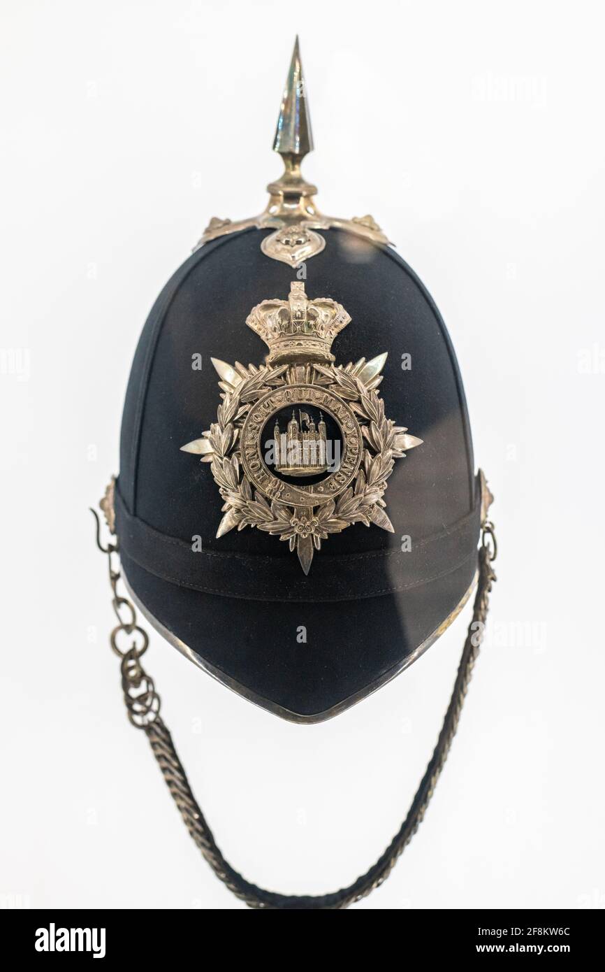 Vecchio casco poliziotto inglese trovato nella torre di Londra, Regno Unito - indossato da bob, poliziotti e poliziotti Foto Stock