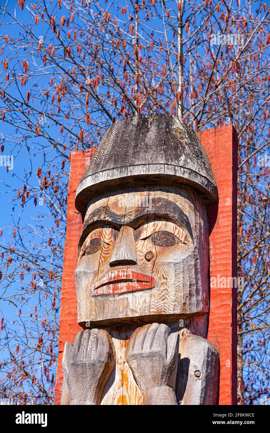 Totem scolpito all'ingresso del Squamish Cultural Centro di Whistler British Columbia Canada Foto Stock