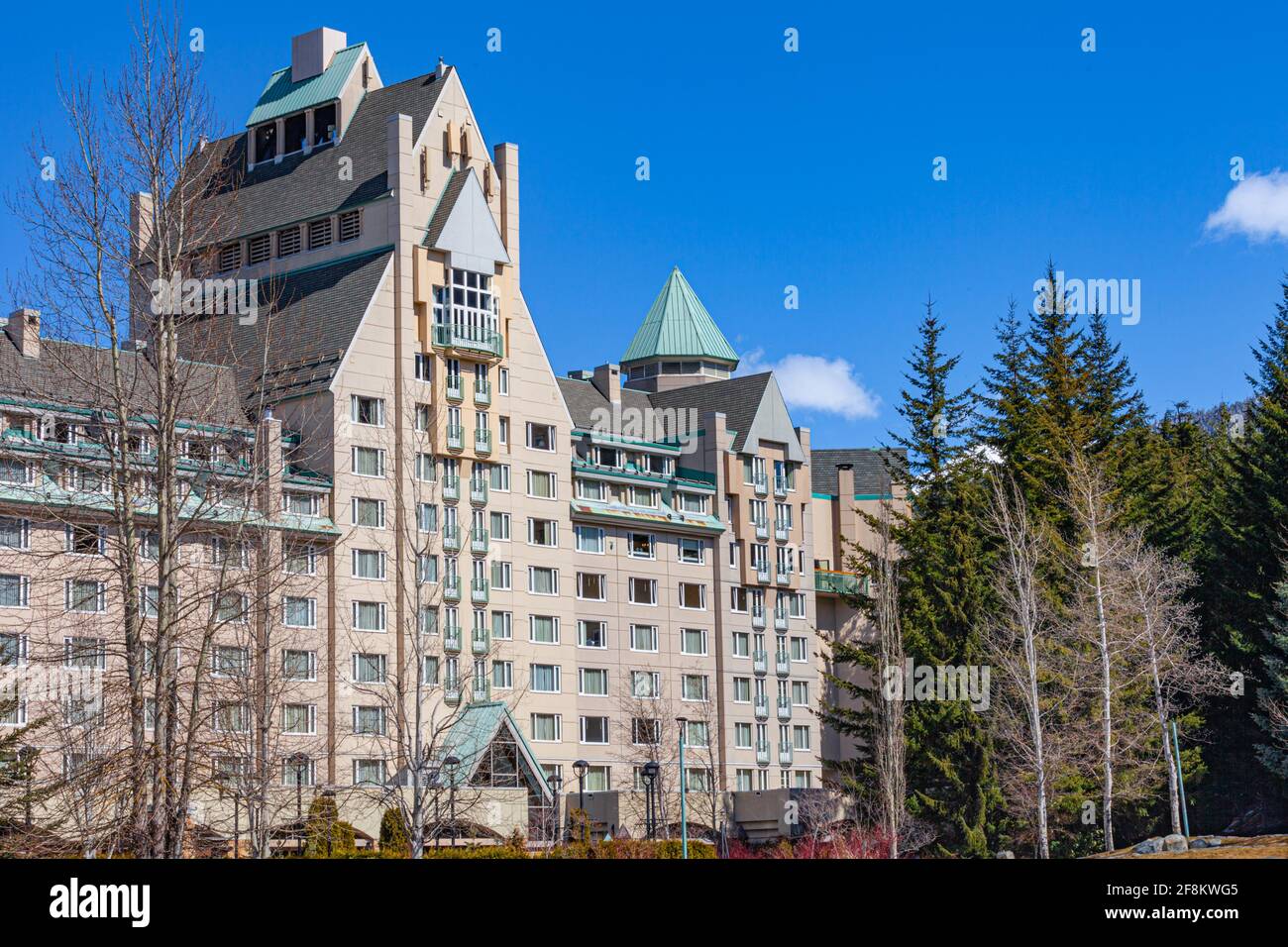 Facciata meridionale dell'hotel Fairmont Chateau Whistler a Whistler Villaggio British Columbia Canada Foto Stock
