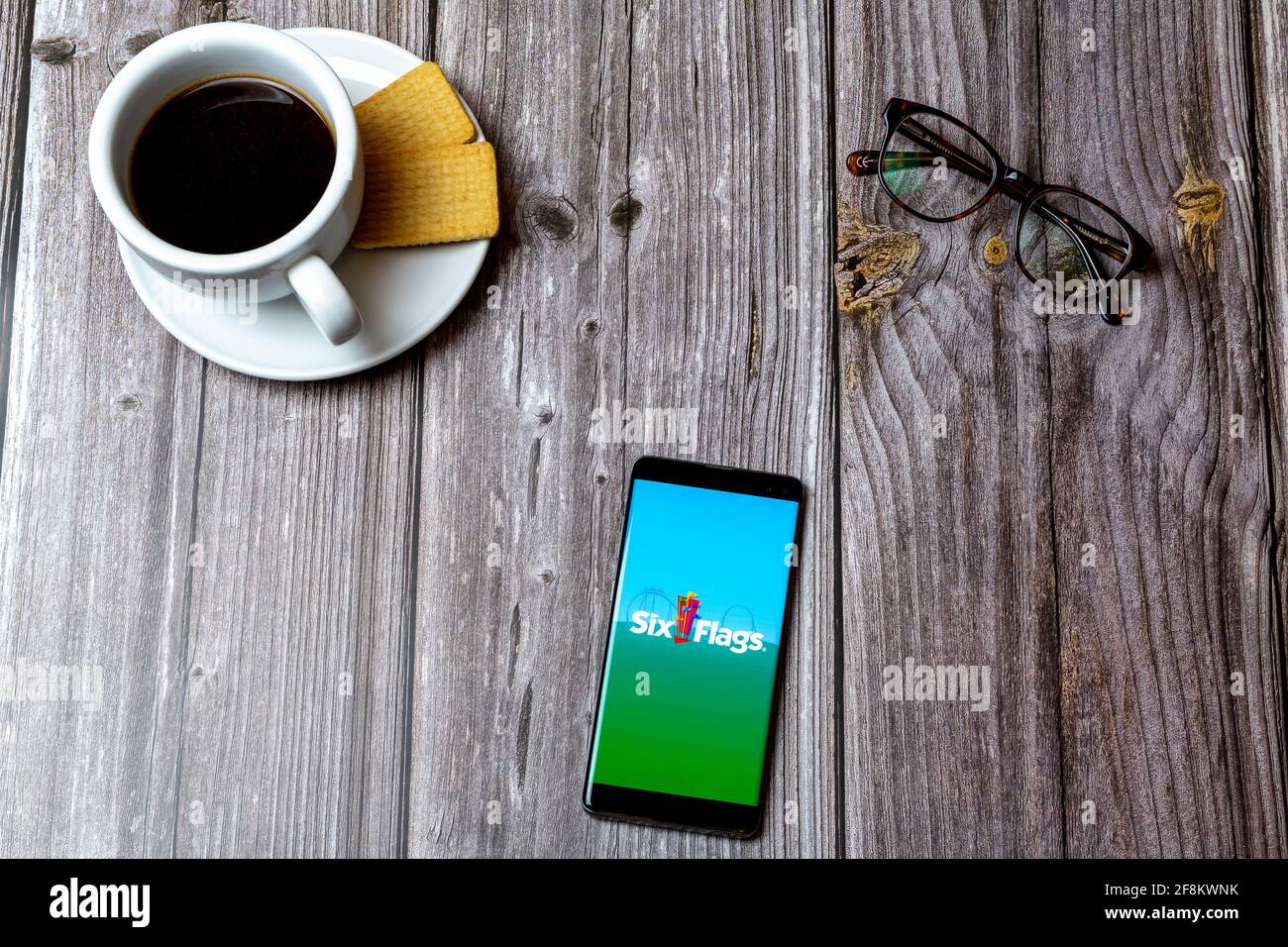 Un telefono cellulare o un telefono cellulare posato su un legno Tabella che mostra l'app Six Flags sullo schermo Foto Stock