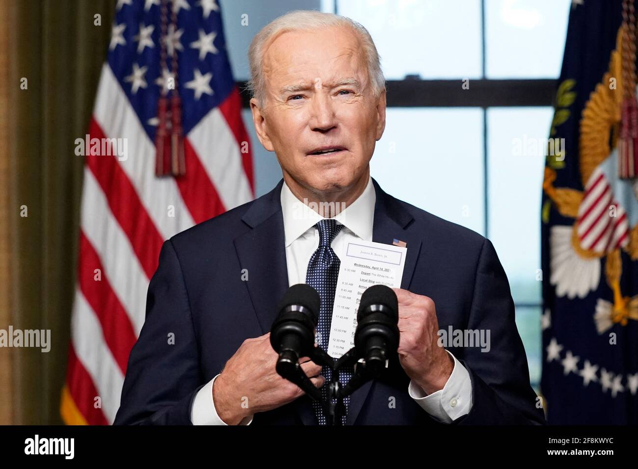 Il presidente Joe Biden tira una scheda di nota dalla sua tasca mentre parla dalla stanza del Trattato nella Casa Bianca mercoledì, 14 aprile 2021, circa il ritiro del resto delle truppe degli Stati Uniti dall'Afghanistan. (AP Photo/Andrew Harnik, Pool) Credit: Andrew Harnik/Pool via CNP Photo via Credit: Newscom/Alamy Live News Foto Stock