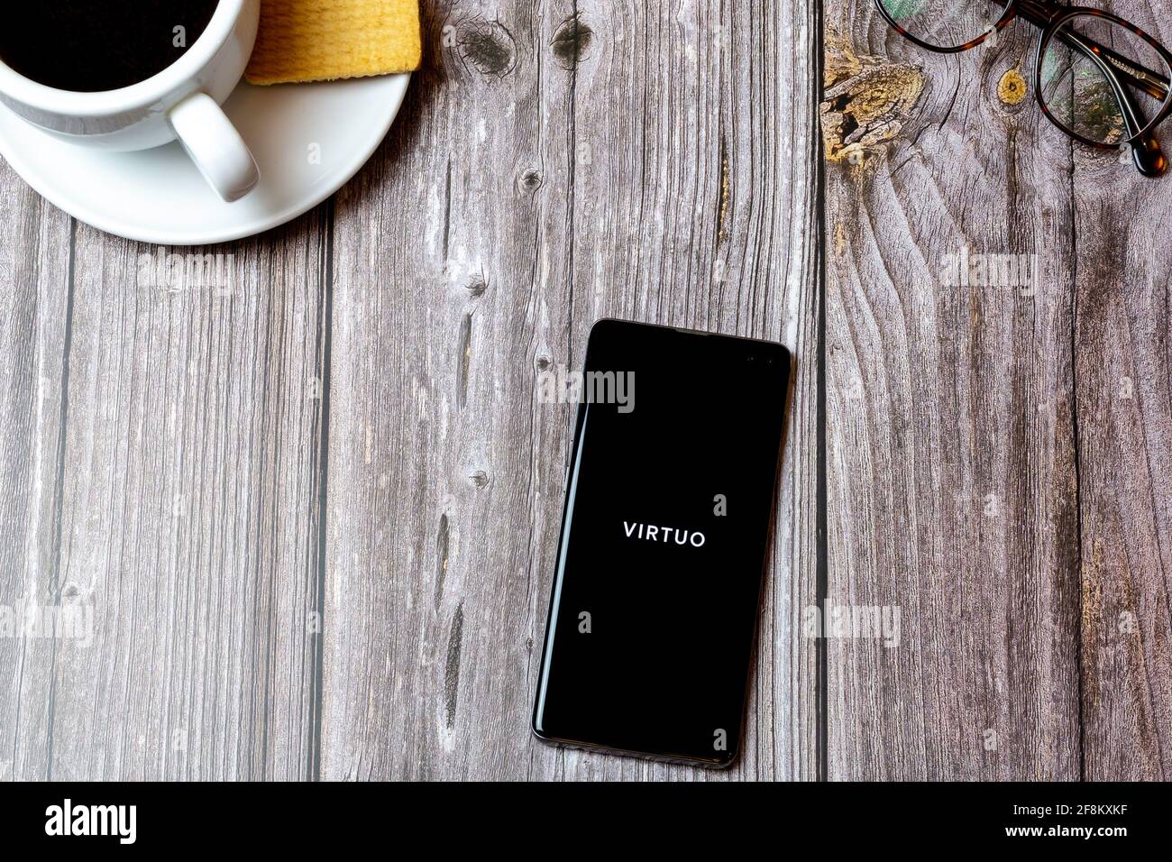 Un telefono cellulare o un telefono cellulare posato su un legno Tabella che mostra l'app Virio sullo schermo Foto Stock