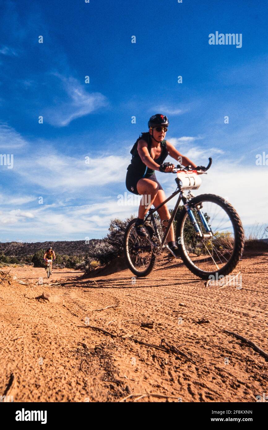 Una concorrente femminile in una gara di mountain bike nei pressi di Moab, Utah. Foto Stock