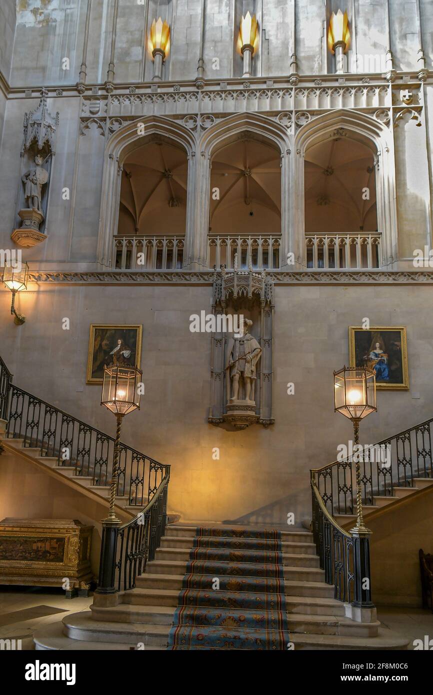 Hall principale e scalinata Ashridge House, Hertfordshire, Inghilterra Foto Stock