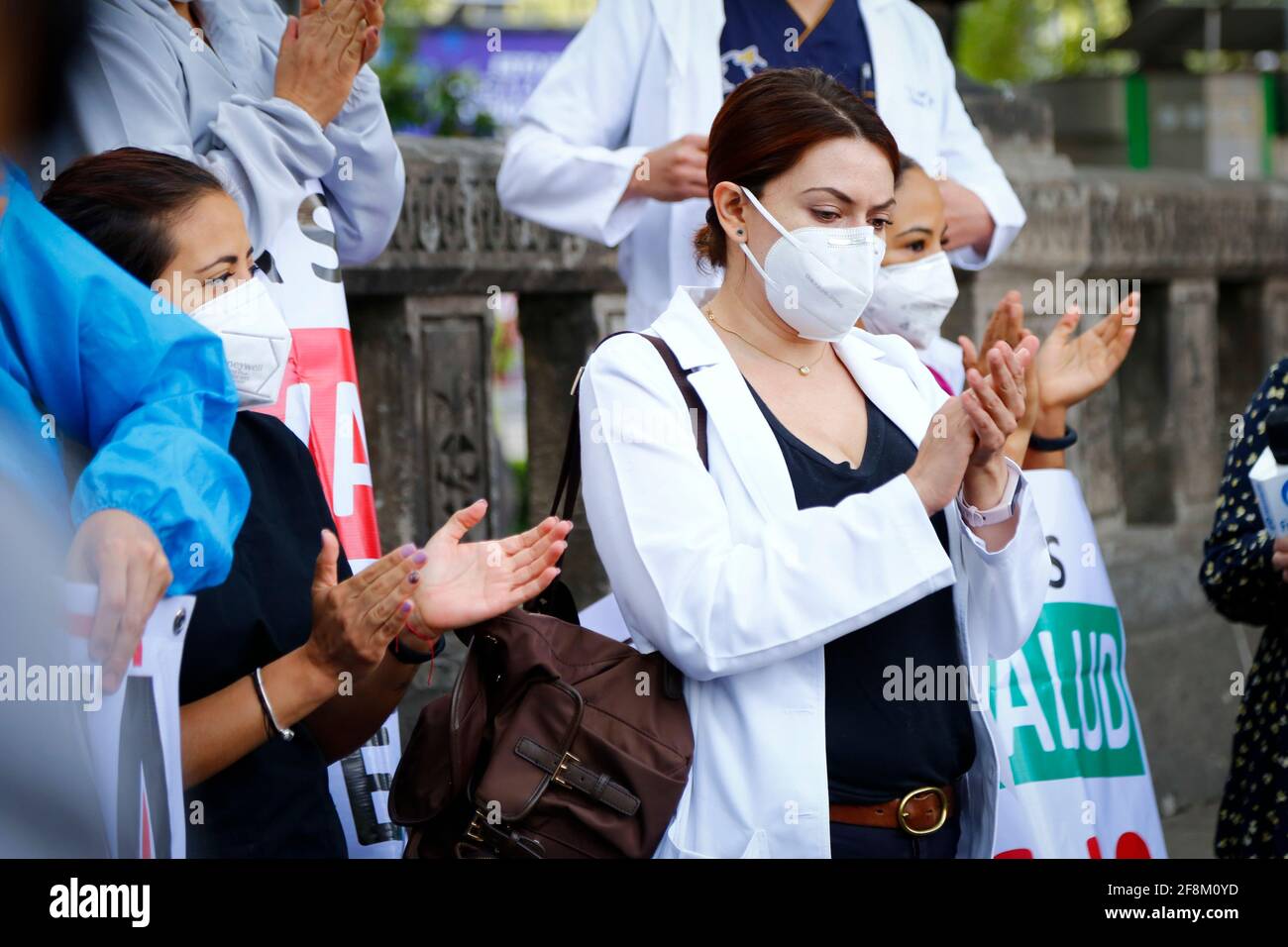 Messico, Messico. 13 Apr 2021. Gli operatori sanitari plaudono per i loro colleghi defunti durante una protesta per la mancanza di vaccinazione contro Covid-19 nel settore medico privato di Città del Messico. Mentre il governo federale garantisce che il 90% del personale sanitario sia già stato vaccinato almeno con la prima dose, diverse associazioni di medici privati affermano di essere stati relegati anche in prima linea di combattimento. (Foto di Guillermo Diaz/SOPA Images/Sipa USA) Credit: Sipa USA/Alamy Live News Foto Stock