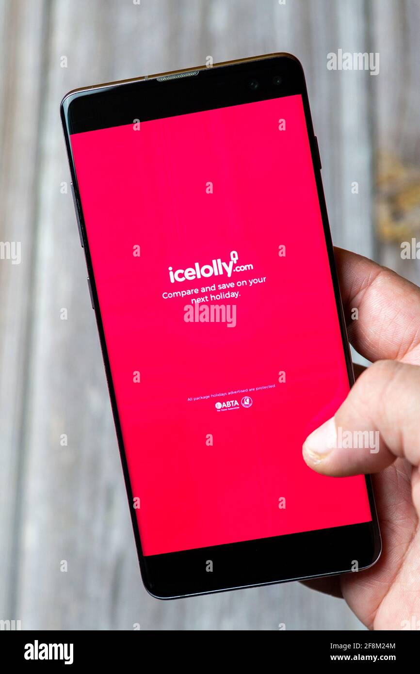 Un telefono cellulare o un telefono cellulare in attesa in un mano che mostra l'applicazione icellly holidays sullo schermo Foto Stock