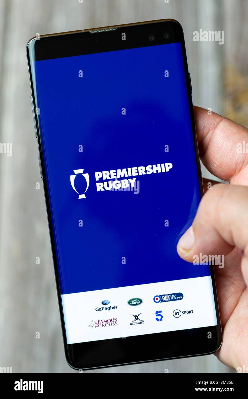 Un telefono cellulare o un telefono cellulare in attesa in un Mano che mostra l'app rugby Premiership sullo schermo Foto Stock
