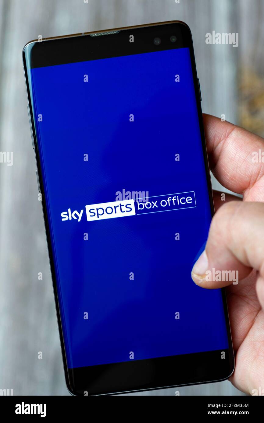 Un telefono cellulare o un telefono cellulare in attesa in un Mano che mostra l'app Sky sports box Office sullo schermo Foto Stock