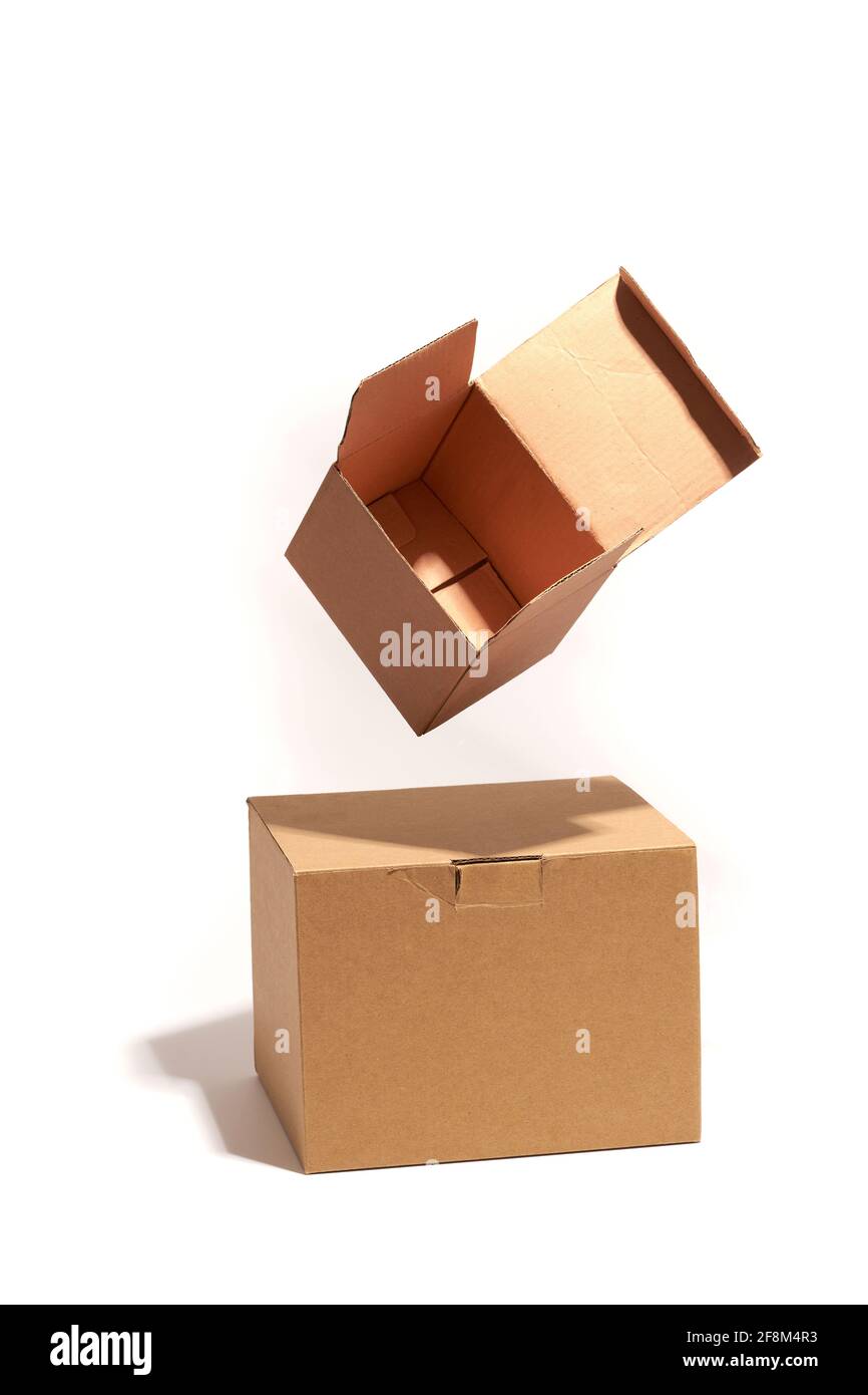 Una scatola di cartone aperta su un'altra scatola di cartone chiusa isolata  su sfondo bianco Foto stock - Alamy