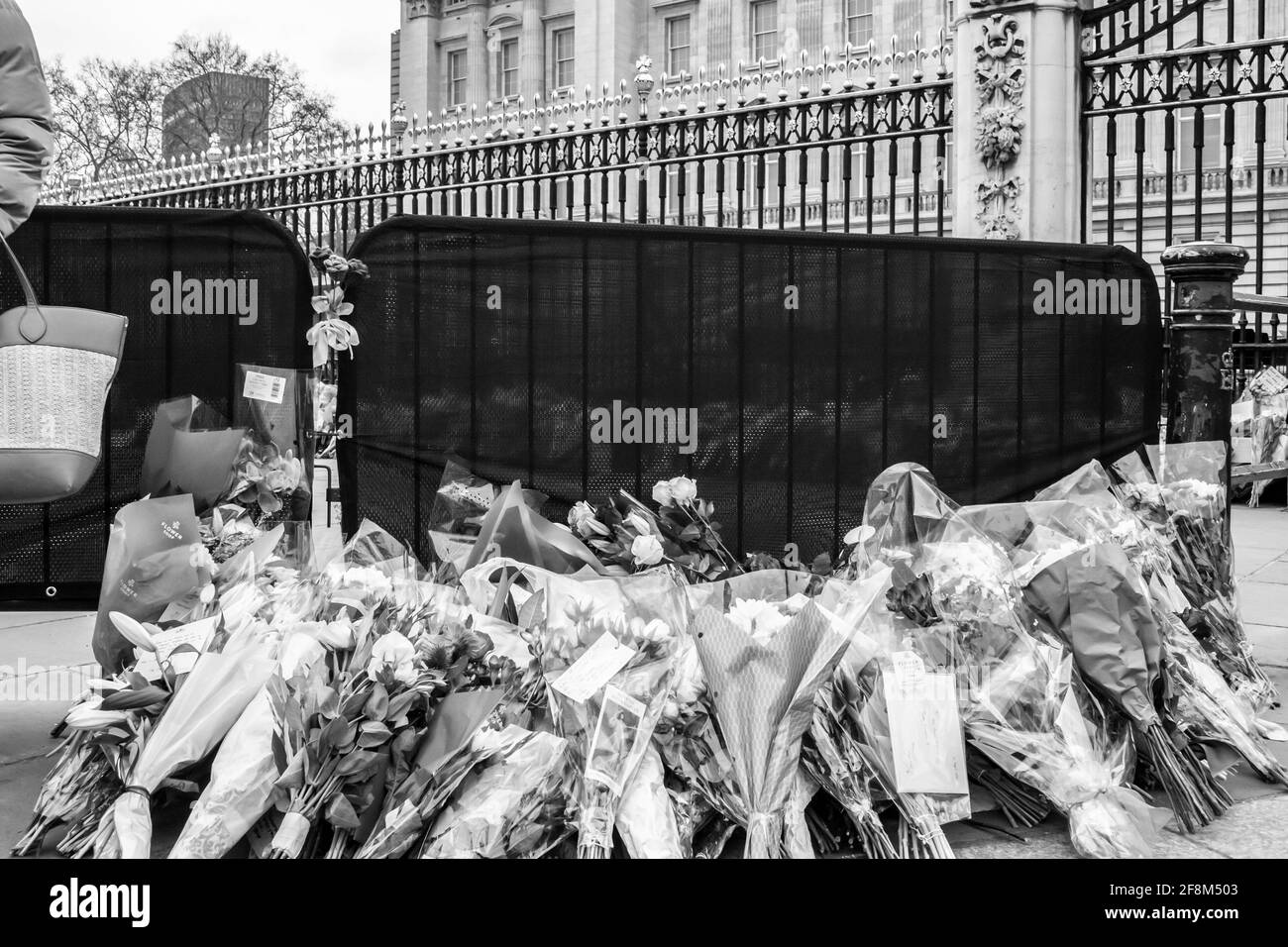 BUCKINGHAM PALACE, LONDRA, INGHILTERRA - 10 aprile 2021: Tributi floreali fuori Buckingham Palace, dopo la morte del principe Filippo un giorno prima Foto Stock