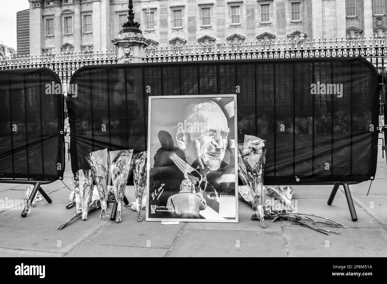 BUCKINGHAM PALACE, LONDRA, INGHILTERRA - 10 aprile 2021: Tributi floreali fuori Buckingham Palace, dopo la morte del principe Filippo un giorno prima Foto Stock