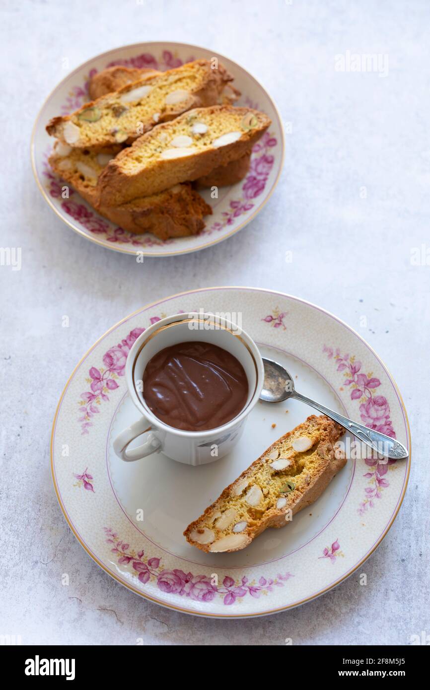 Biscotti cantuccini italiani e cioccolatini scuri Foto Stock