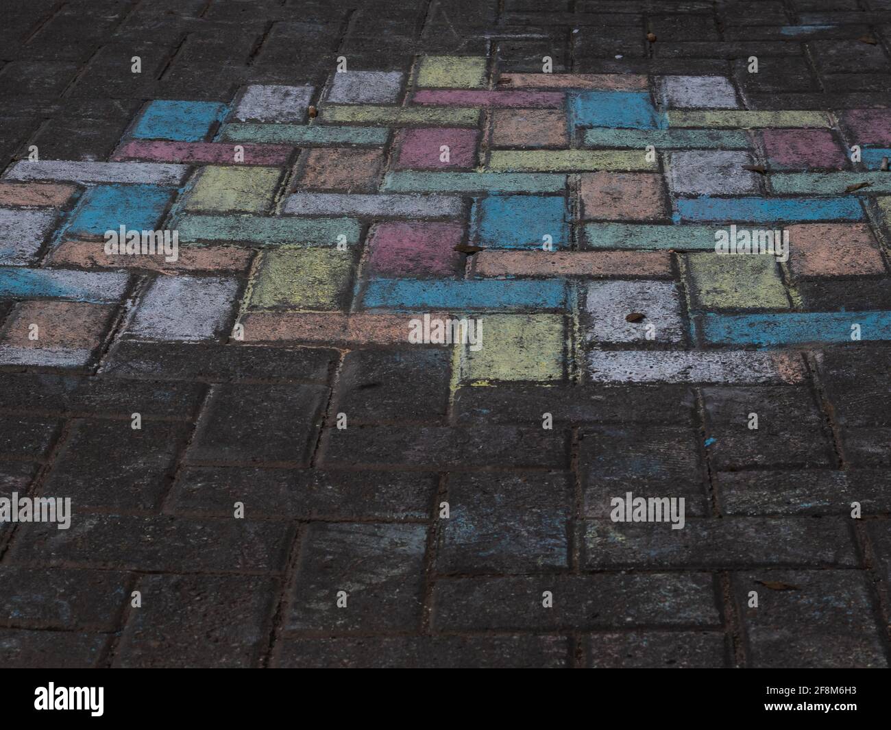 pavimentazione urbana in piastrelle, alcune delle quali sono colorate Foto Stock